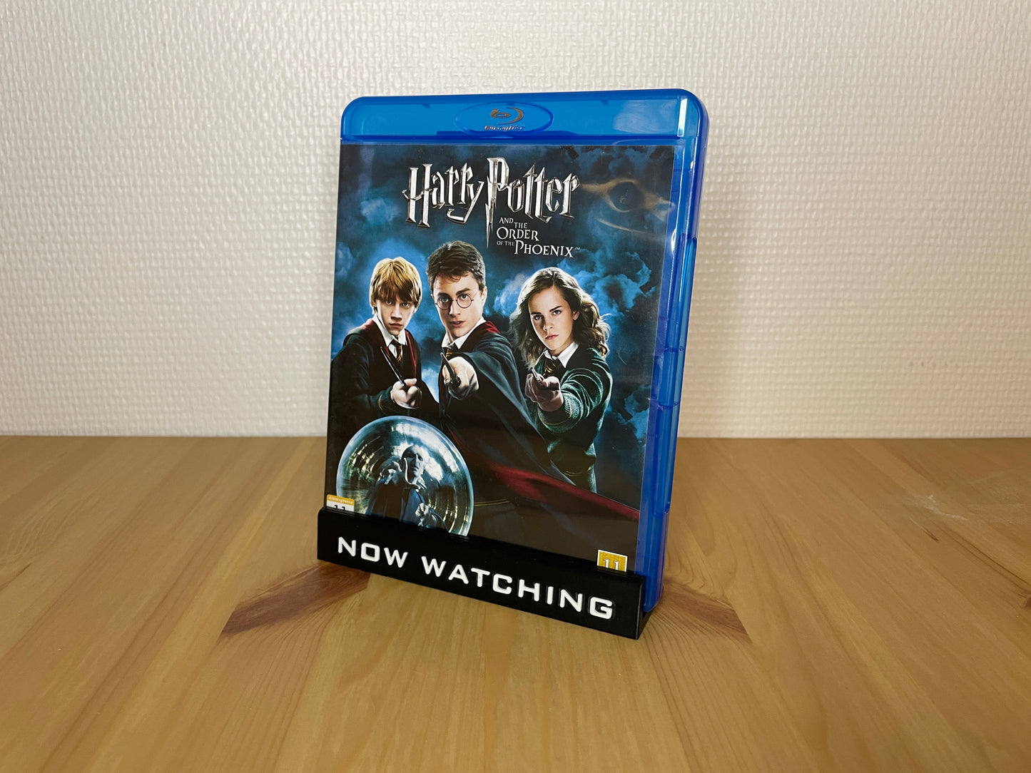 Display ställ för DVD/Blu-Ray "Now Watching"
