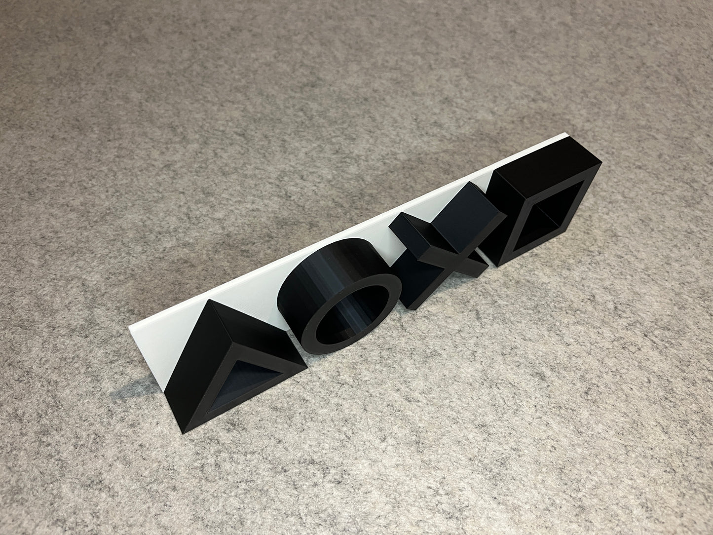 PlayStation-dekoration – 4 knappymboler i 3D på vit bas