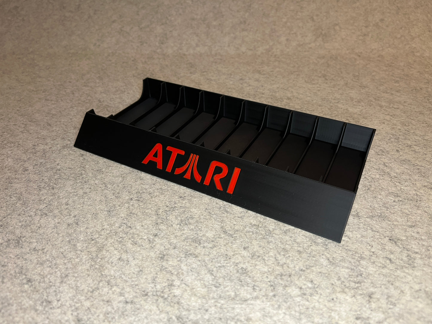 Spelställ för 10 Atari 2600 / 7800-kassetter med Atari-loggan