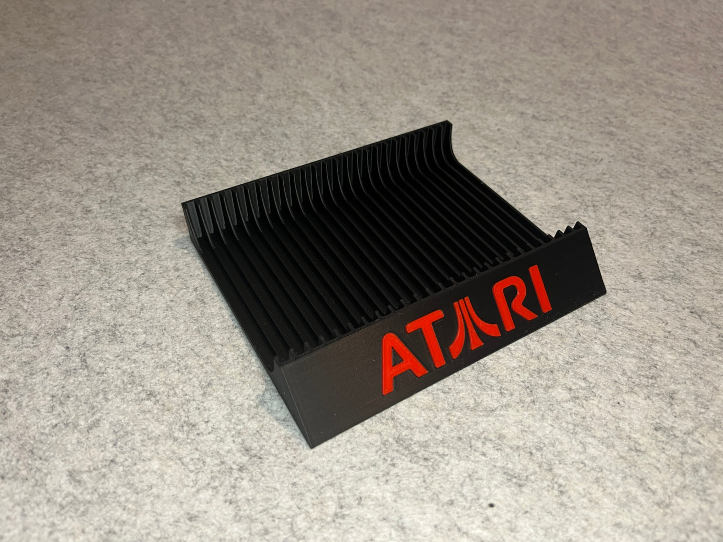 Spelställ för 25 Atari ST-disketter (3,5″) med Atari-loggan