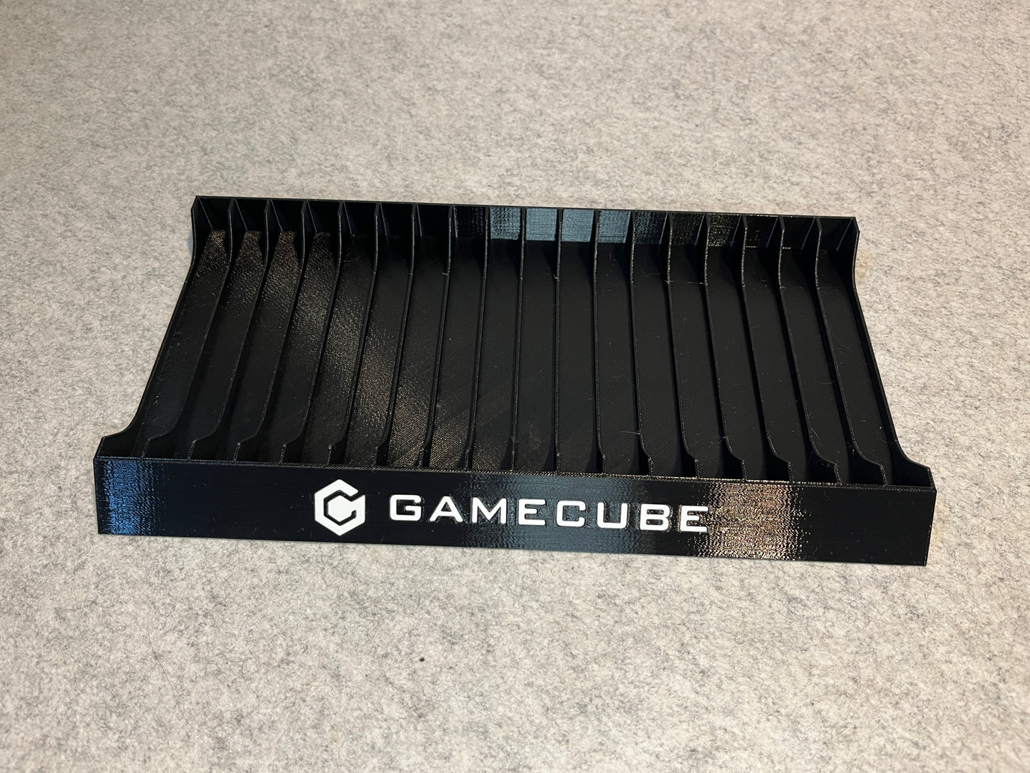 Spelställ för 18 Nintendo GameCube-spel med GC-loggan