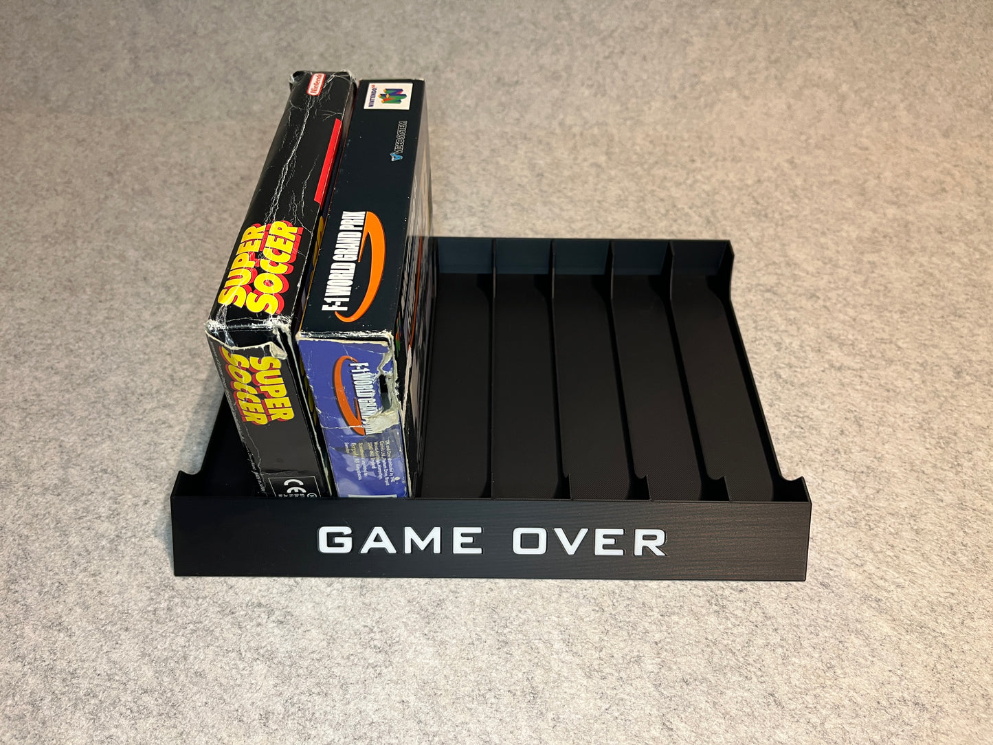 Spelställ för 8 inboxade N64 / SNES-spel - med text „GAME OVER“