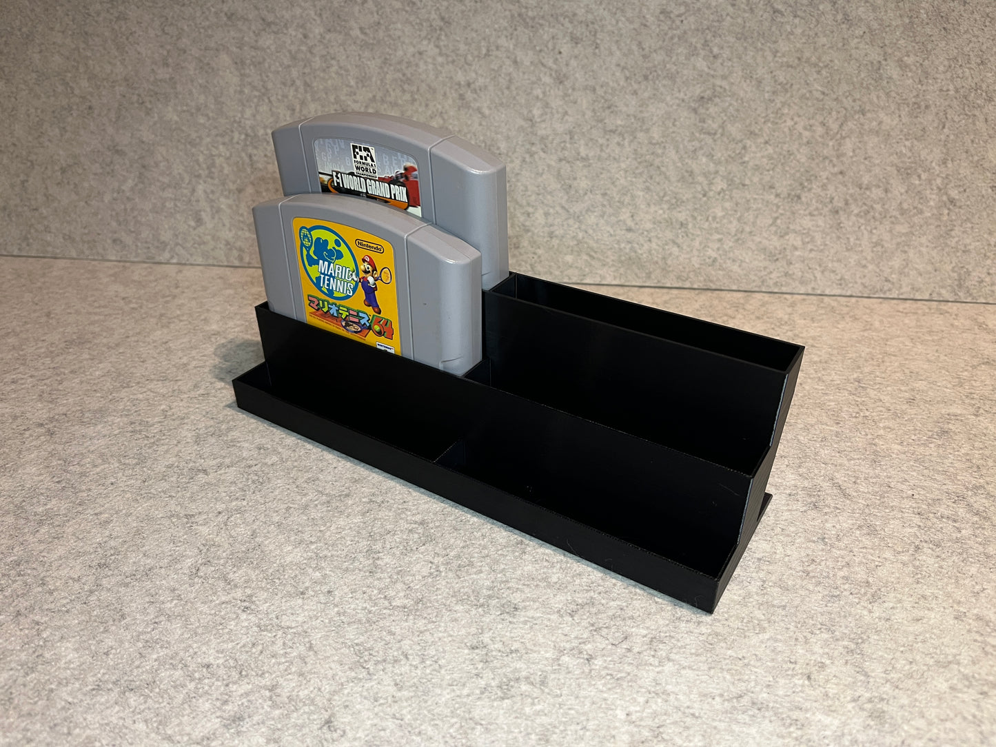 Spelställ för 6 Nintendo 64-kassetter - trestegsdesign