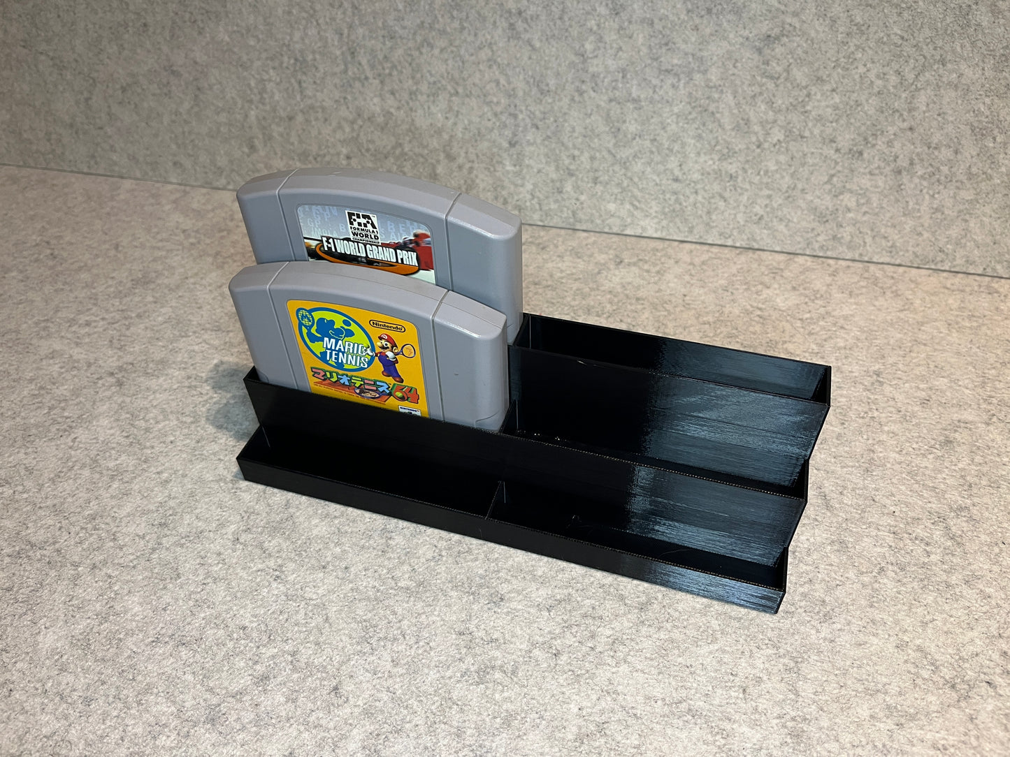Spelställ för 6 Nintendo 64-kassetter - trestegsdesign