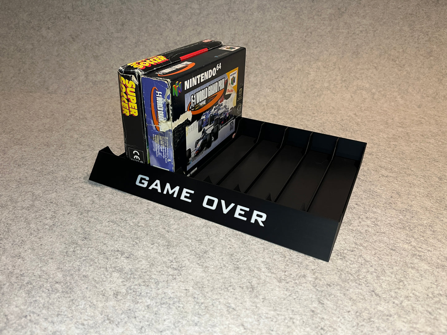 Spelställ för 8 inboxade N64 / SNES-spel - med text „GAME OVER“