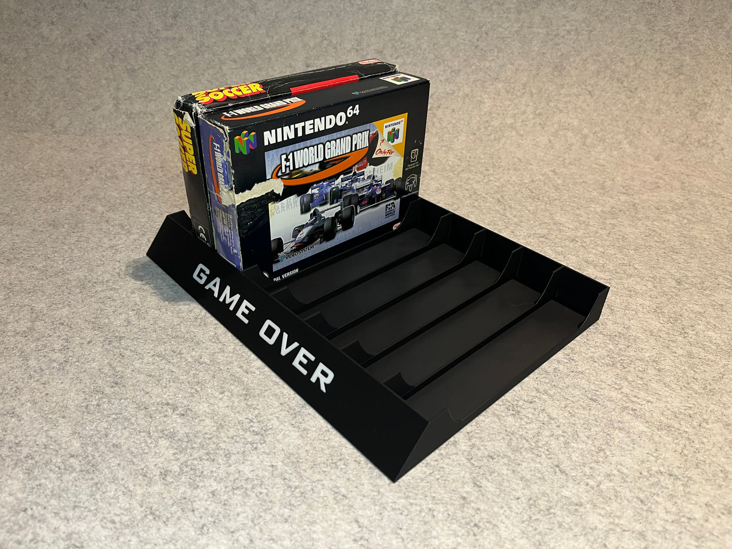 Spelställ för 8 inboxade N64 / SNES-spel - med text „GAME OVER“