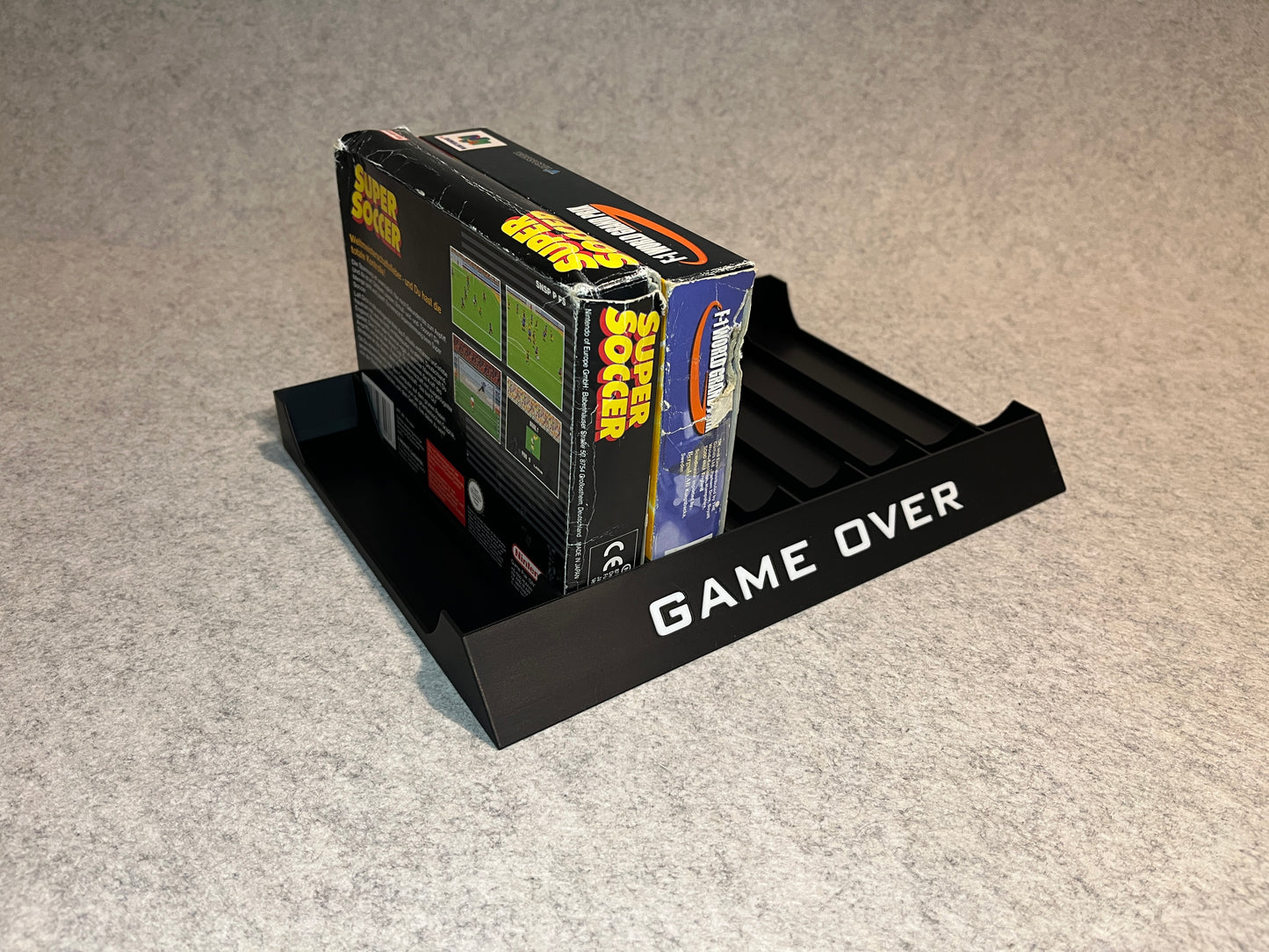 Spelställ för 8 inboxade N64 / SNES-spel - med text „GAME OVER“