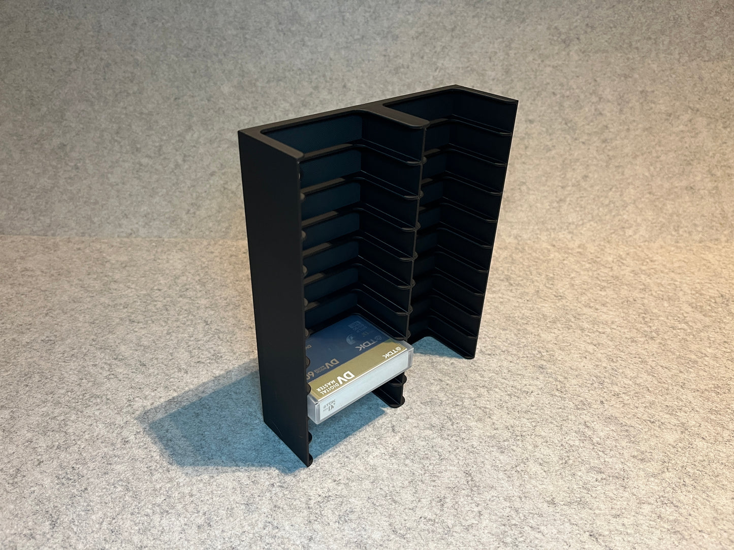 Vägghållare för 20 MiniDV kassettband