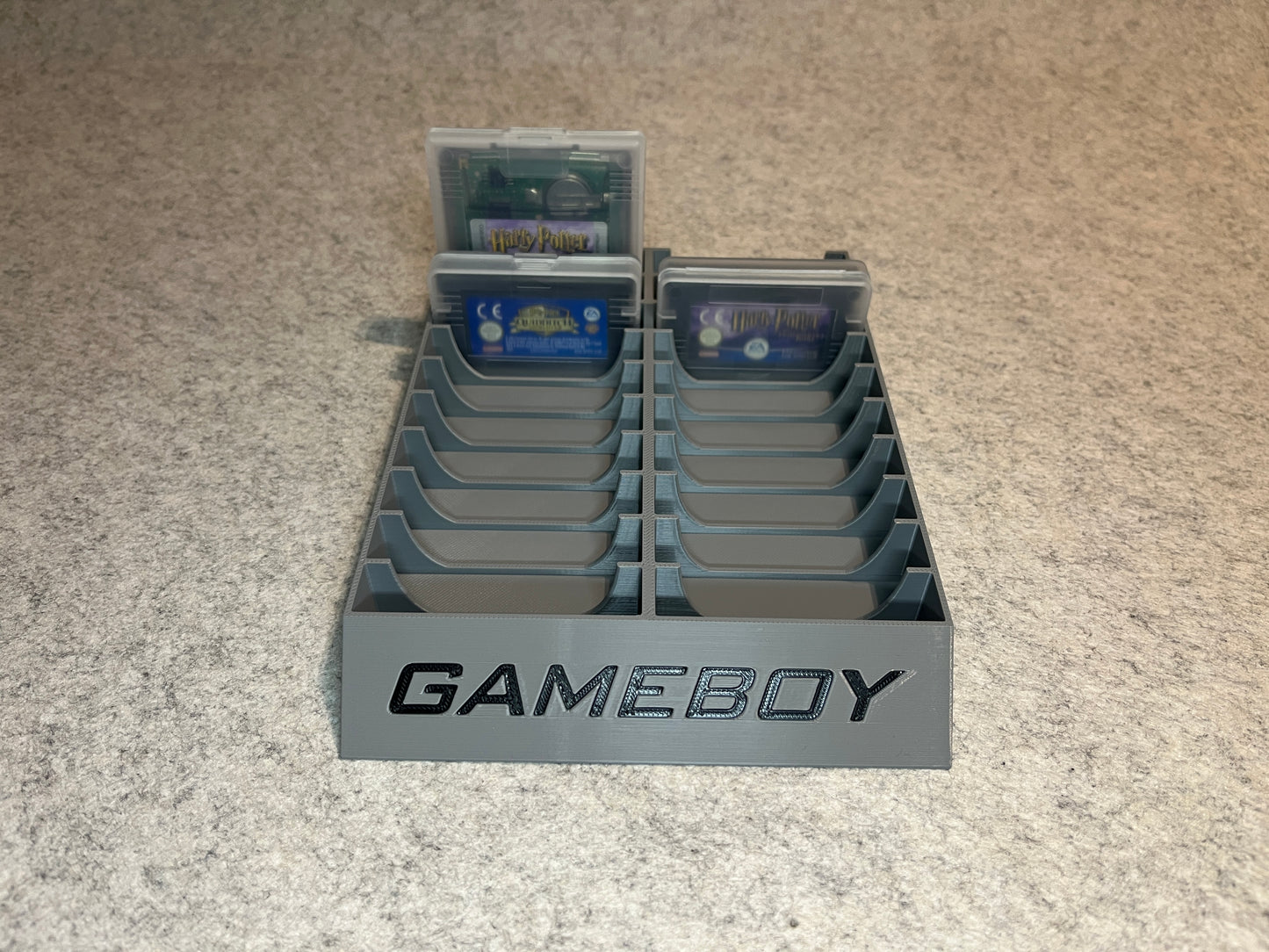Spelställ för 20 GameBoy spel i skyddsfodral med GAMEBOY text