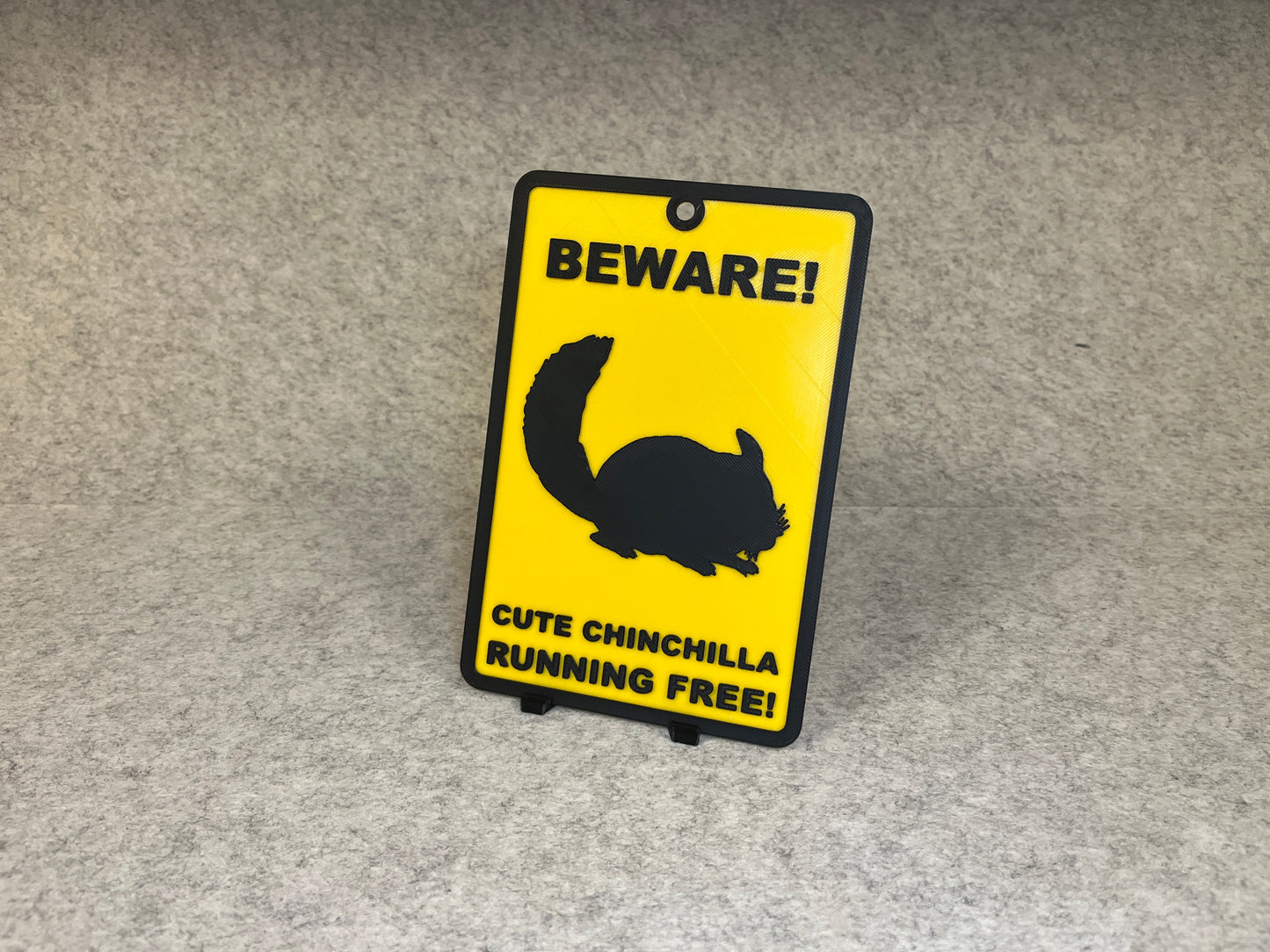 Väggdekor chinchilla - Beware Cute Chinchilla