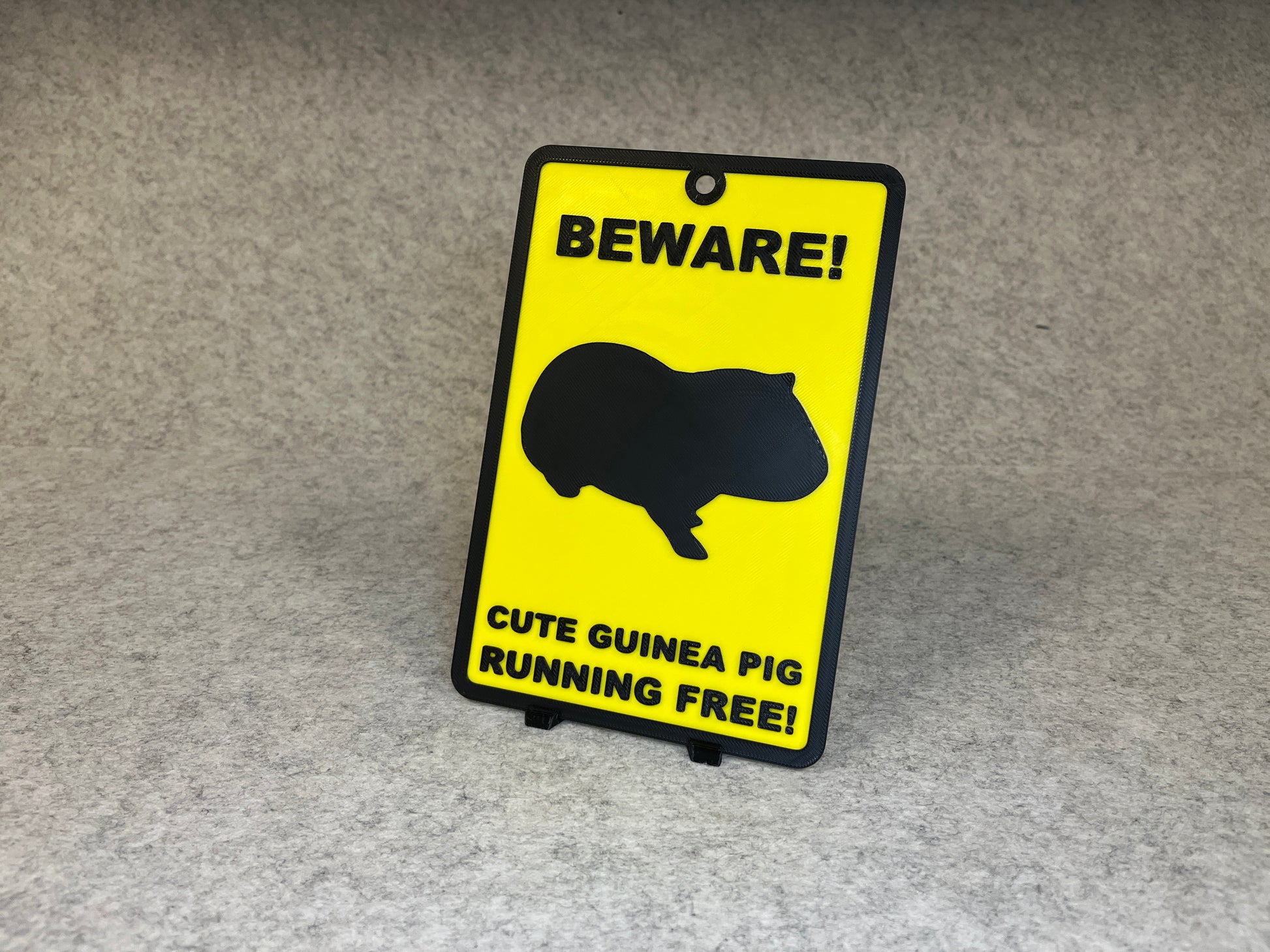 Väggdekor marsvin - Beware Cute Guinea Pig