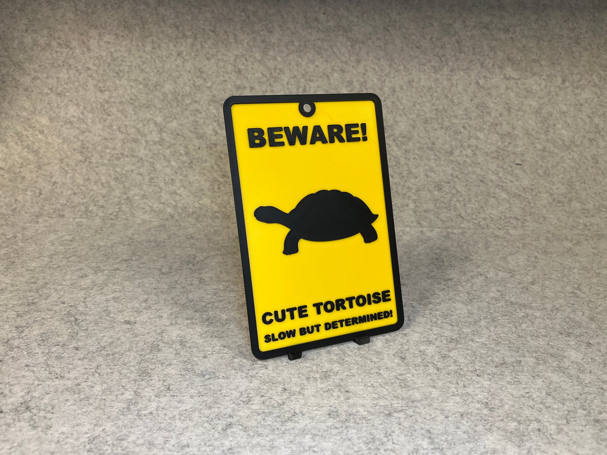 Väggdekor sköldpadda - Beware Cute Tortoise